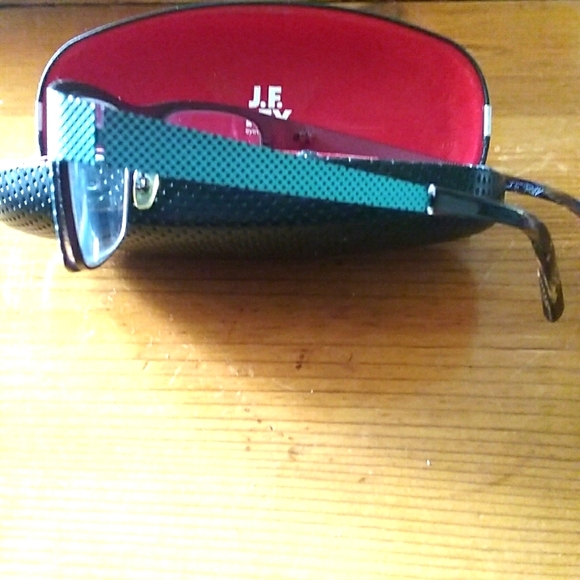 Eyewear with case - Picture 3 of 5